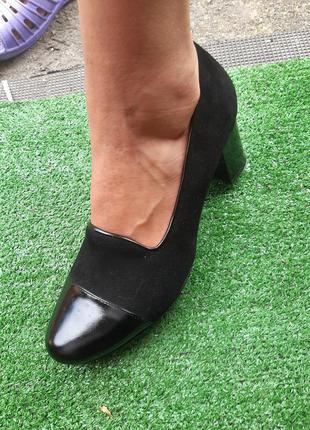 Женские туфли черные на каблуке б/у 39 размер - по стельке 25см, натуральная кожа, каблук 6см7 фото