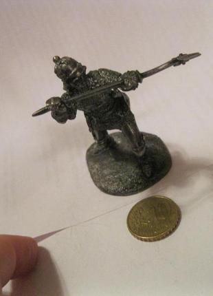 Фигурка статуэтка английский воин рыцарь солдат металл сплав олова в доспехах с копьем