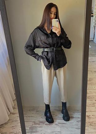 Стильная блуза с накладными карманами под пояс