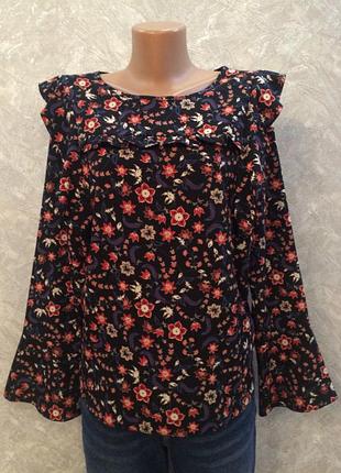 Блузка в квіти з рюшами і воланами на рукавах