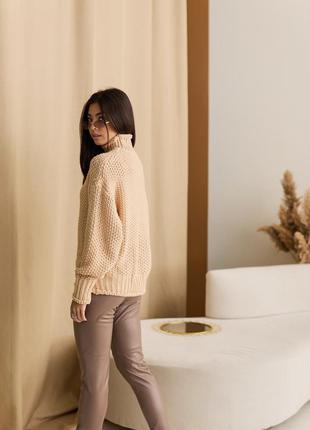 Теплий в'язаний светр під горло з об'ємними рукавами кавовий 4 кольори5 фото