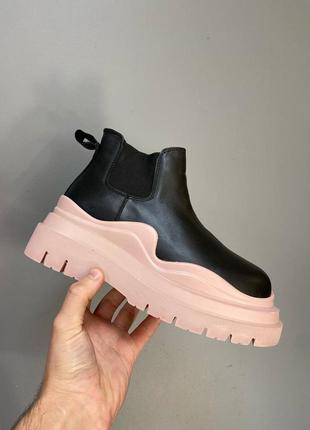 Bottega veneta low pink женские массивные брендовые низкие сапоги модные черные ботинки из натуральной кожи жіночі чорні сапоги із натуральної шкіри