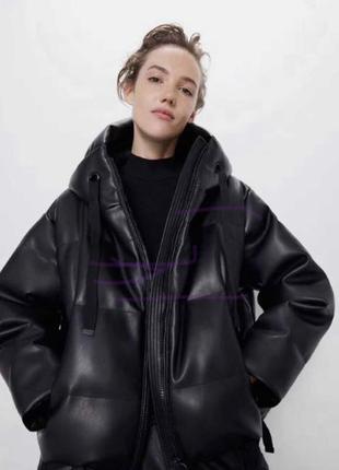 Стильная чёрная женская куртка из экокожи