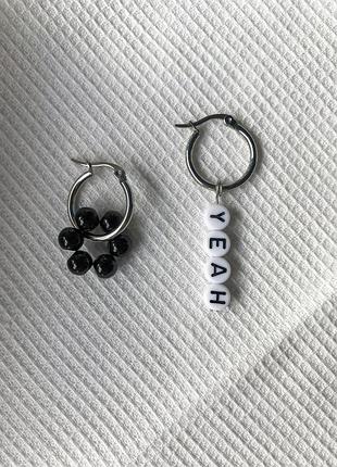 Серьги конго кольца серебряного цвета асимметричные с подвесками бусинами-буквами черно-белые