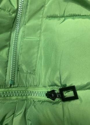 Короткая женская куртка ярко зелёная тренд этого сезона3 фото
