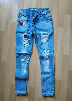 Крутые модные джинсы с дырами