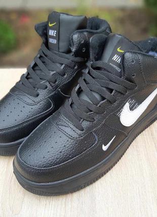 Жіночі кросівки nike air force 1 mid lv8 чорною з білим високі хутро зима3 фото