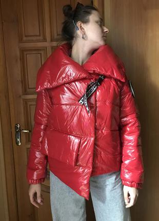 Червона лакова куртка, жіноча1 фото