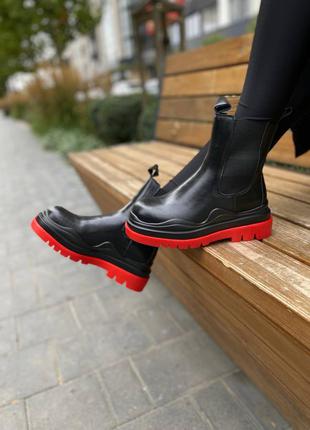 Bottega veneta black red женские брендовые утепленные зимние сапоги черные красные модные ботинки зимні утеплені чорні червоні сапожки8 фото