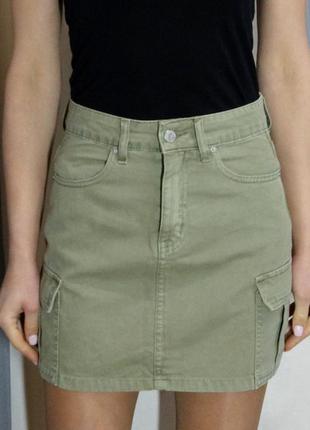 Стильная юбка с карманами цвета оливка3 фото