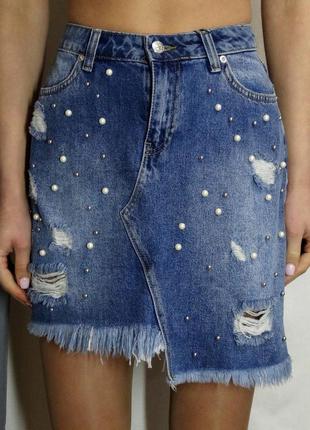 Женская джинсовая юбка с жемчужинами и асимметричным низом2 фото