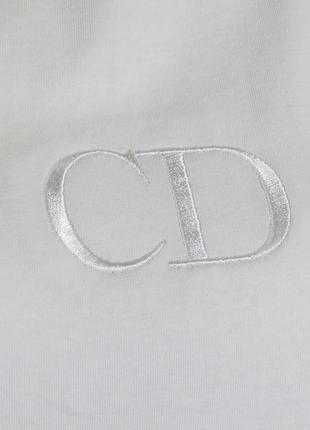 Белая футболка с вышитым логотипом3 фото