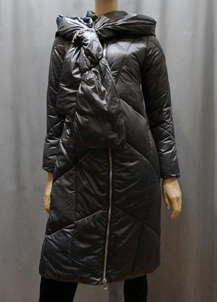 Женское стеганное пальто темно-серого цвета