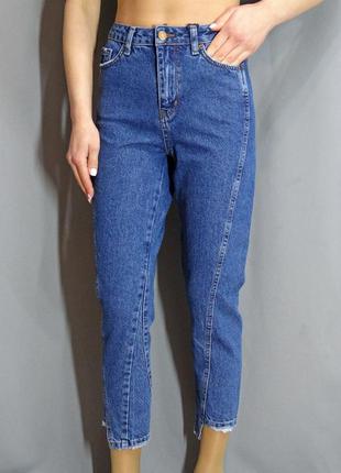 Стильные джинсы с асимметричным низом