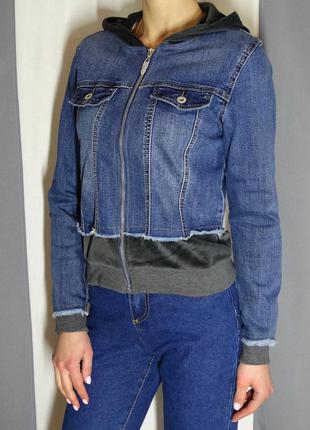 Укорочена джинсова курточка з велюровим капюшоном1 фото