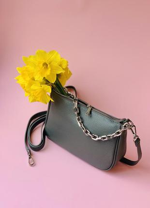 Шкіряна жіноча сумочка на ланцюжку сіра крос боді італійська