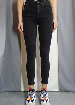 Стильные джинсы slim fit темно-серого цвета