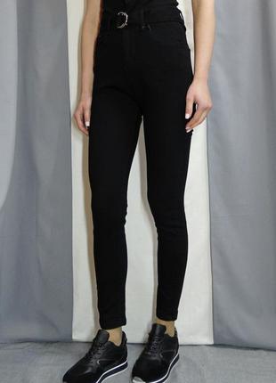 Женские черные джинсы с высоким поясом, приуженые к низу
