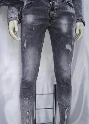 Серые молодежные джинсы