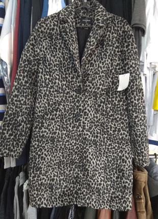 Пальто в леопардовый принт.