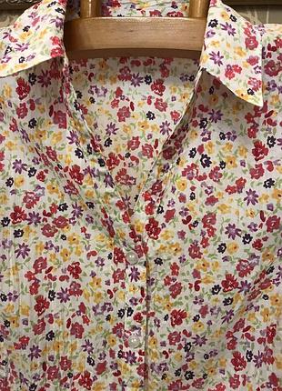 Дуже гарна і стильна брендовий сорочка в квіточках.
