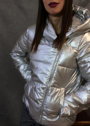 Женская куртка стёганая серебряная9 фото