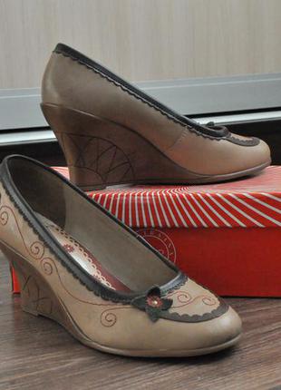 Жіночі туфлі