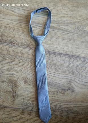 Галстук next на 3 года.