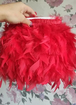 Красные перья индюка на тесьме