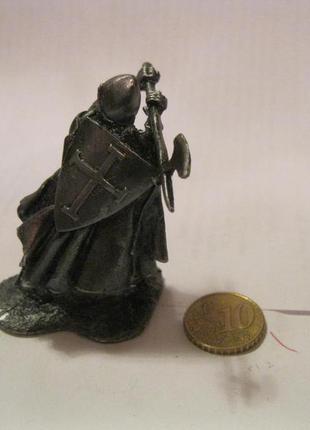 Статуетка фігурка статуетка сплав олова лицар воїн в обладунках з сокирою4 фото
