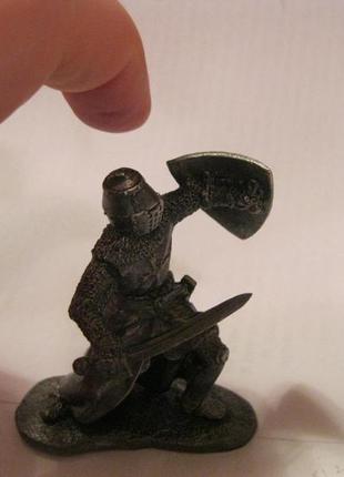 Колекційна подарункова фігура фігурка статуетка лицар щит меч сплав олово настільний сувенір5 фото