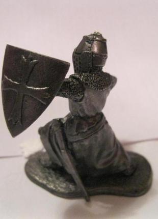 Колекційна подарункова фігура фігурка статуетка лицар щит меч сплав олово настільний сувенір2 фото