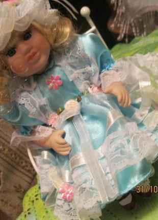 Розпродаж лялька фарфор іграшка в блакитній сукні