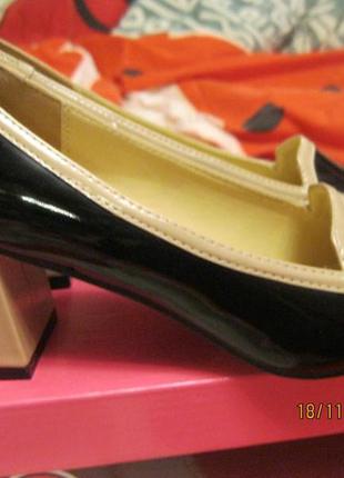 Туфлі жіночі нові чорні з бежевим лакові 36р