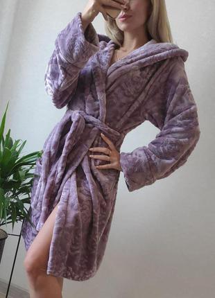 Домашній теплий плюшевий жіночий халат із капюшоном затишний короткий в універсальному розмірі 42 — 46 колір фіолетовий6 фото