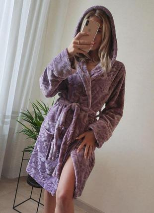 Домашній теплий плюшевий жіночий халат із капюшоном затишний короткий в універсальному розмірі 42 — 46 колір фіолетовий1 фото
