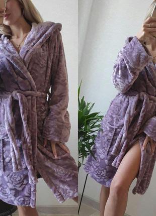 Домашний теплый плюшевый женский халат с капюшоном уютный короткий в универсальном размере 42 - 46 цвет фиолет2 фото