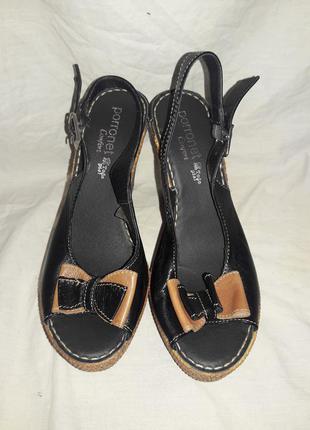 Босоніжки шкіряні на танкетці 37размер