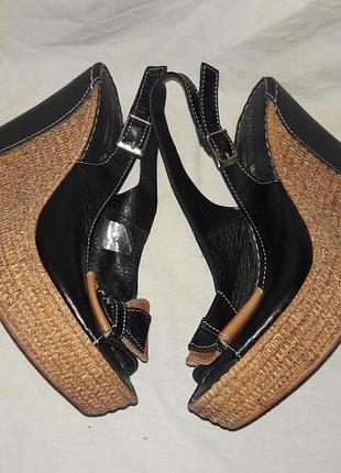 Босоніжки шкіряні на танкетці 37размер