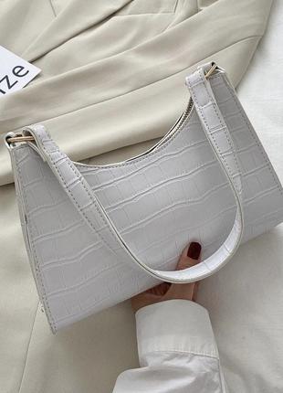 Женская маленькая сумочка через плечо багет на ремешке рептилия крокодиловая кожа белая6 фото