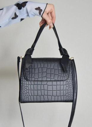 Женская квадратная сумочка кроссбоди на ремешке рептилия черная4 фото