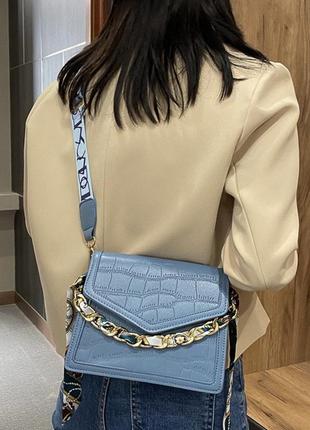 Женская классическая сумочка рептилия через плечо на широком ремешке с цепочкой синяя6 фото