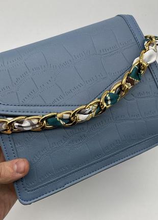 Женская классическая сумочка рептилия через плечо на широком ремешке с цепочкой синяя8 фото