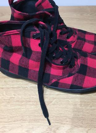 Яскраві кеди