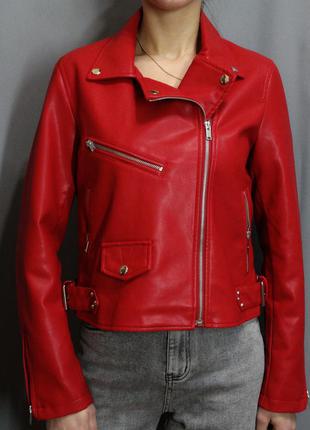 Трендовая красная куртка из эко-кожи1 фото