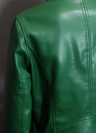 Изумрудная курточка из эко-кожи6 фото