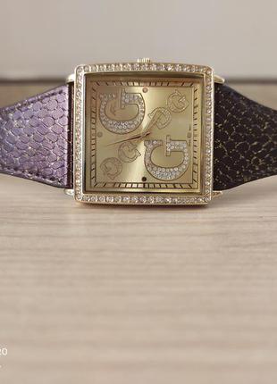 Стильные женские часы. оригинальный дизайн.