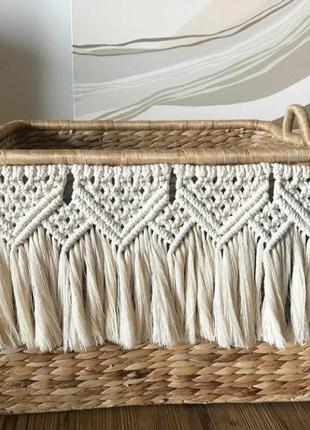 Плетеная корзина с макраме декором