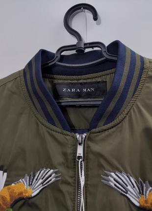 Куртка бомбер zara man с вышивкой с нашивками9 фото