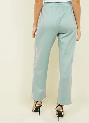 Стильные джоггеры спорт штаны фисташка мята с лампасами   pale blue satin piped side wide leg jogger3 фото